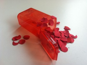 Rote Tupfen (Lunares) in einem Mini-Behälter. 