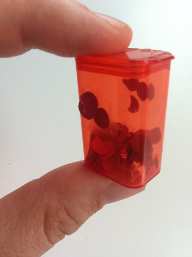 Foto einer kleinen Dose mit roten Tupfen drinnen