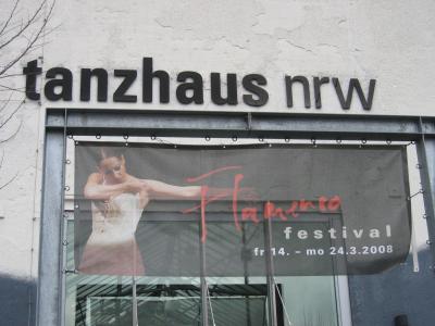 Foto vom tanzhaus nrw mit Plakat vom Festival 2008