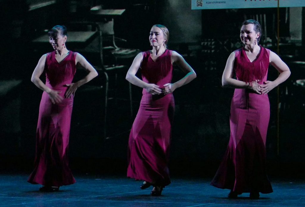 Foto von der Choreografie "Fandangos" von Madoka Kutschera, Susanne Heinzinger und Julia Petschinka.