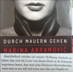 Foto des Buchs von Marina Abramovic _ durch Mauern gehen