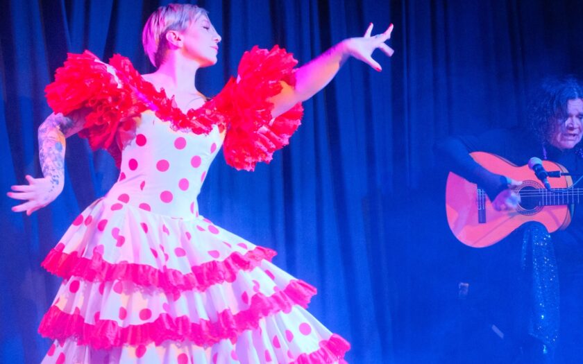 Auftritt Julia Petschinka (Tanz) und Jele (Gesang und Gitarre) in der Salon Kitty Revue. Foto: Sandro Hrumi-Wagner