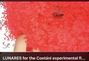 Ein Kopf unter einem Kilo roter Konfetti