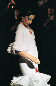 Pilar Albarracin in ihrem Stück LUNARES von 2004 https://www.pilaralbarracin.com/videos/videos13.html